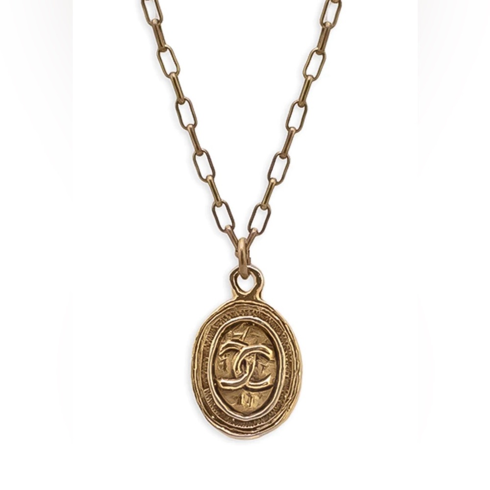 Chanel VINTAGE OVAL LOGOSTAMPED PENDANT
NECKLACE